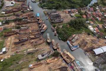 Melihat sentra industri galangan kapal di Batang