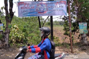 Buruh Kudus pasang 40 spanduk penolakan terhadap UU Cipta Kerja