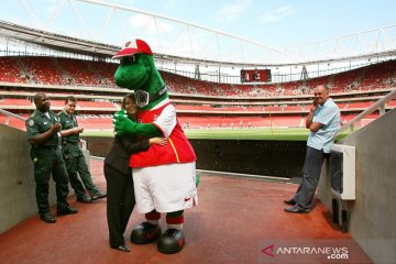 Maskot Arsenal Gunnersaurus kembali ke Stadion Emirates