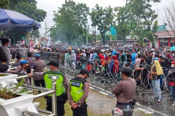 Aksi pelemparan botol warnai unjuk rasa di Kantor DPRD Sumbar