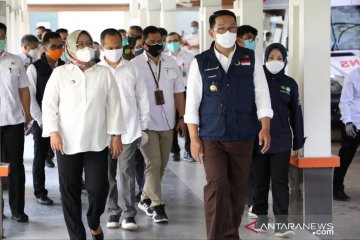 Ridwan Kamil beri semangat tenaga kesehatan di RSUD Cibinong