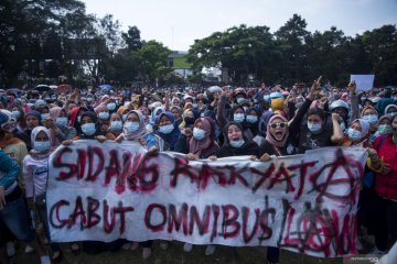 Aksi buruh Sukabumi tolak UU Cipta Kerja
