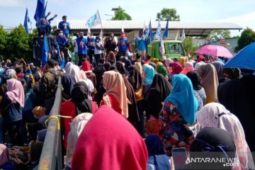 Ribuan buruh berunjukrasa di bawah pengawalan aparat kepolisian