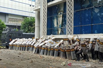 Demo tolak UU Omnibus Law rusuh, Gedung DPRD Sumut alami kerusakan