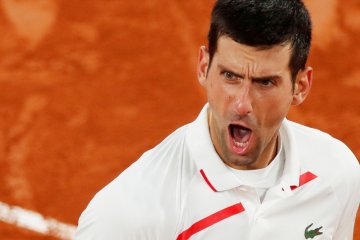 Djokovic ke semi final French Open meski mengawali secara buruk
