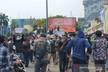 Penumpang 25 bus TransJakarta yang terjebak aksi dipastikan selamat