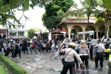 Aksi unjuk rasa tolak omnibus law di DPRD DIY ricuh