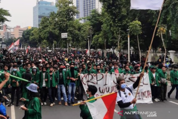 Massa tolak UU Ciptaker gelar longmarch tutup Jalan Salemba - Kramat