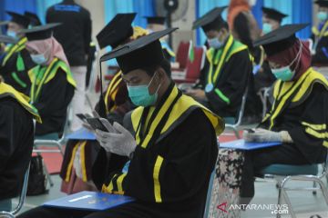 Wisuda dengan protokol kesehatan di Palembang