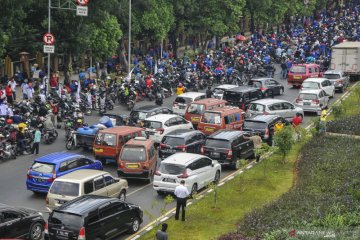 Buruh blokir jalan di Bekasi