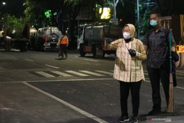 Pembenahan bekas kericuhan aksi buruh di Surabaya