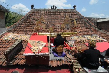 Pertunjukan wayang kulit di atas genteng