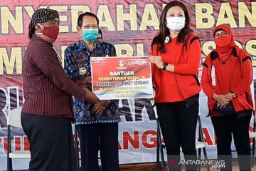 Istri Mensos serahkan bansos untuk seniman di Kabupaten Semarang