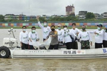 2.020 bibit Ikan dilepas di Sungai Batanghari-Jambi