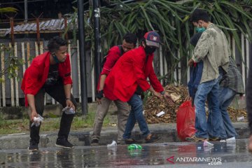 Mahasiswa bersihkan sampah usai berdemo