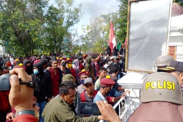 Polisi di Kupang alami luka ringan saat amankan unjuk rasa