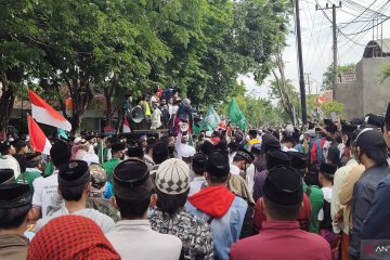 Ribuan orang berunjuk rasa ke Mapolres Pamekasan