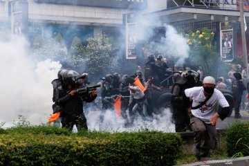 Kemarin, DPO buron ditangkap hingga pelajar demo Omnibus Law bebas