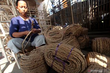 KERAJINAN TALI ECENG GONDOK