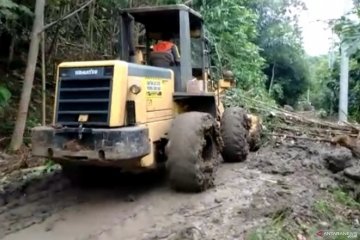 BPBD : Penanganan jalan tertutup longsor hampir rampung 100 persen