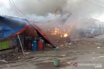 Sejumlah kios pedagang di tempat penampungan Pasar Cibadak terbakar
