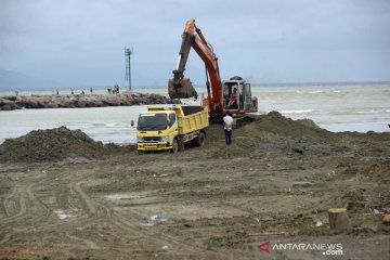 Pengerukan Pelabuhan untuk kelancaran kapal nelayan