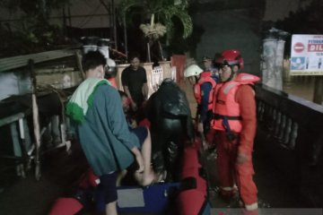 Damkar Jaktim evakuasi 52 warga di tiga kecamatan akibat banjir