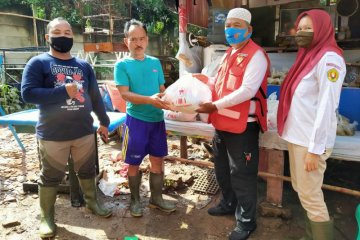 PMI Jaksel salurkan 600 makanan untuk korban banjir di Ciganjur