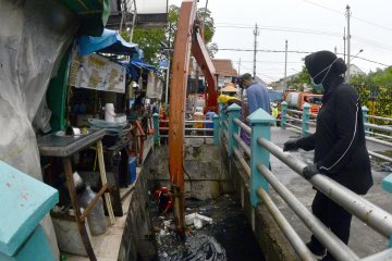 Surabaya giatkan pembersihan saluran air di perkampungan