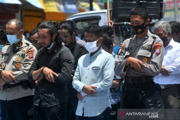 Mahasiswa dan polisi sholat bersama di lokasi unjuk rasa