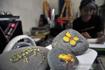 Seni lukis 3D pada media batu kali