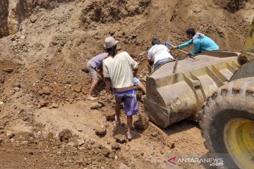 Dua pekerja bangunan di Kudus tewas tertimbun longsor