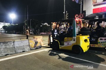 Petugas gabungan mulai bongkar pembatas  Jalan Pintu Besar Selatan