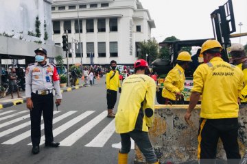 Petugas tutup Jalan Pintu Besar Selatan Jakarta Barat