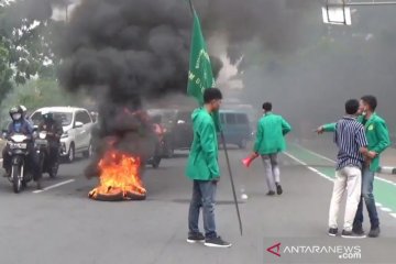 Lalu lintas Jalan Pemuda dialihkan ke jalur TransJakarta akibat aksi