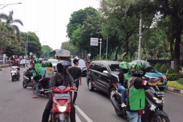 Ojek daring bantu atur lalu lintas di sekitar Lapangan Banteng