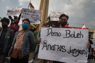 Aksi menolak unjuk rasa anarkis