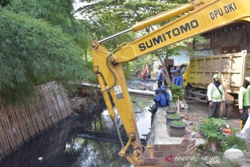 Antisipasi banjir, Jakarta Barat grebek lumpur Kali Sekretaris