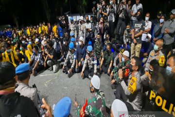 Kapolda Kalsel temui massa mahasiswa yang tak bubarkan diri