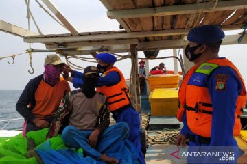 Polres Kepulauan Seribu bagikan masker ke kapal nelayan