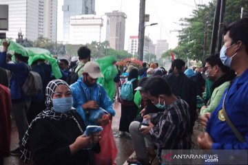 Massa demonstrasi BEM SI bubar saat hujan deras