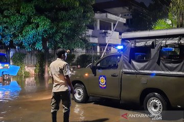 Mobil Satpol PP Jakarta Selatan bantu warga Pulo Raya