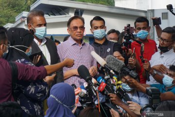 Polisi tanyakan enam kasus ke Anwar Ibrahim