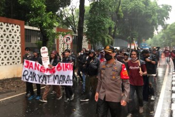 Kapolres Jaksel basah kuyup kawal mahasiswa bubarkan diri usai aksi