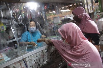 Lapak pedagang di Pasar Pon Jombang dipasang sekat pembatas