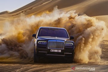 Rolls-Royce Cullinan menjelajah gurun pasir