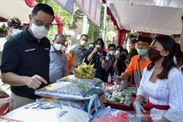 Mensos tinjau penyaluran bantuan sosial di Bali