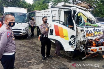 Truk tabrak tiga motor dan mobil di Puncak Bogor, lima orang tewas