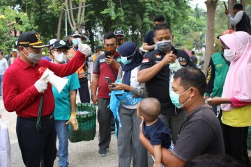 Ikut bersihkan sampah, warga Sidoarjo-Jatim diberi masker gratis