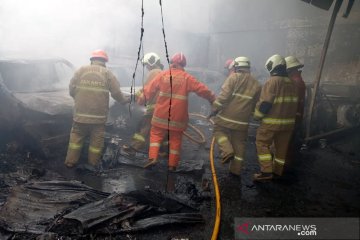 Belasan kendaraan berikut bangunan bengkel reparasi terbakar di Jaktim
